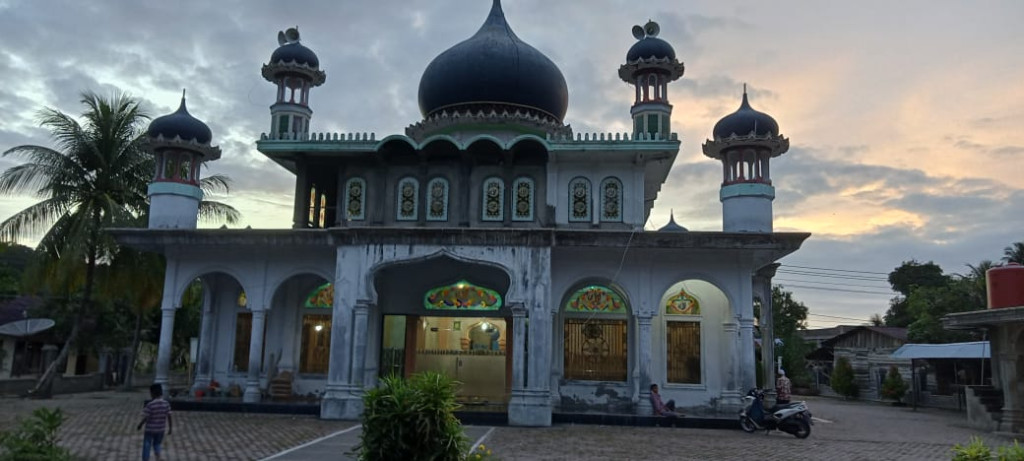 MASJID JAMIK AL-HIDAYAH GAMPONG ALUE MEUTUAH,KECAMATAN MEUKEK,KABUPATEN ACEH SELATAN.